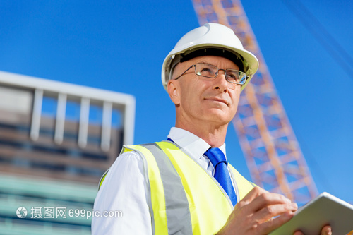 汗水鑄就城市脊梁 建筑工地上的工程師與建設者